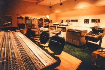 Ocean Way Studio, Hollywood 1996: Studio 1: MICHAEL JACKSON Console, the CD "Dangerous" was recorded here.
