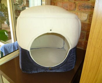 Versatile igloo bed - this cave is ideal for the chilly nights and can have a heatpad placed underneath for added warmth.
