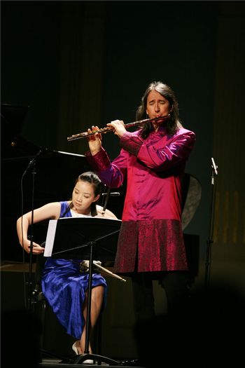 Opening 2nd half of the concert with new piece "Hanoi Cafe", Erhu by Zhu Yuhong.
