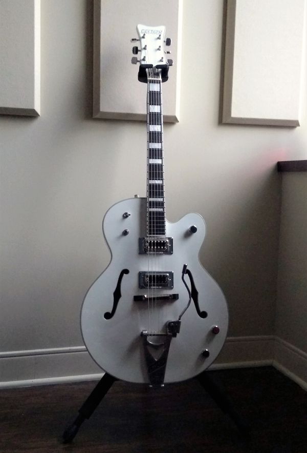 Gretsch G7593T White Falcon - Billy Duffy signature model. Nothing to change with this one. An amazing instrument that very quickly became my go-to guitar.