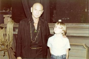 Yul Brynner, Thor Fields: backstage Uris theater
